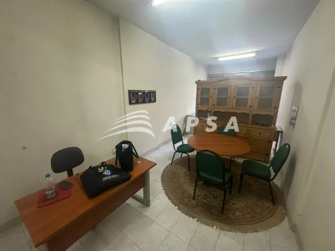 EXCELENTE SALA COMERCIAL MOBILIADA, PRONTA PARA RECEBER O SEU NEGÓCIO NO CORAÇÃO DO CENTRO