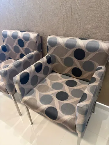 poltronas de recepção/escritório com pés metálicos (cromados/inox)