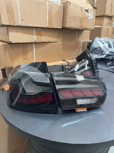 Lanterna traseira  em LED BMW serie 3 ,cores vermelha e fumê.