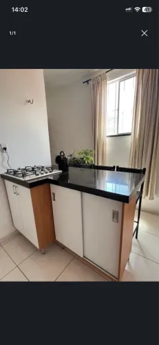 Balcão completo com 4 cadeiras e cooktop.