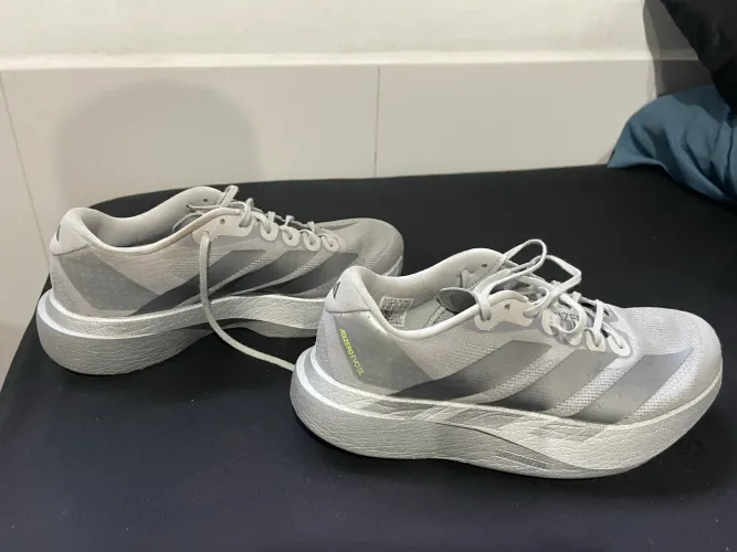 Tênis adidas EvoSL impecável.