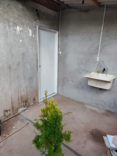 Casa no fundo para alugar