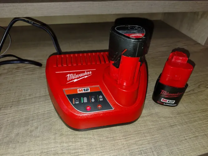 Carregador Milwaukee  M12