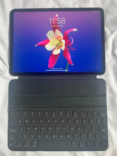 iPad Pro 11 polegadas 512 giga bytes e 4G para dados + teclado original Apple BH
