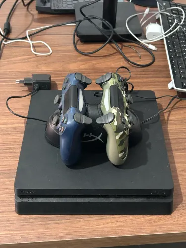 PlayStation 4 slim + 3 controles originais + 4 jogos + carregador para controles