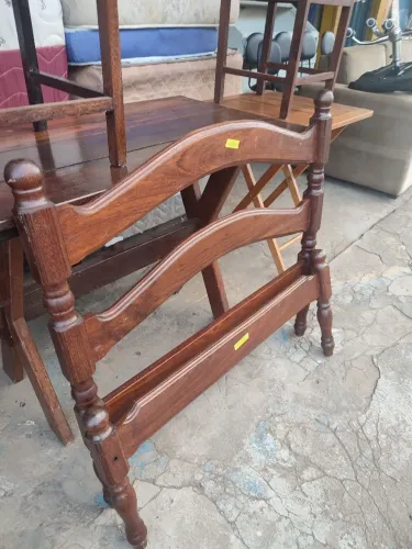 Cama de solteiro trabalhada em marcenaria 