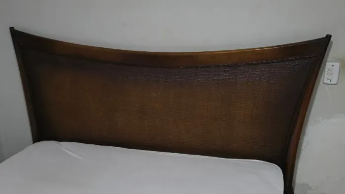 Cama casal de madeira maciça