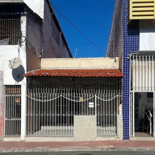 CASA EM RUA PÚBLICA - CENTRO
