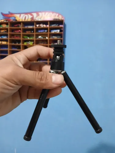 Tripé preto metálico para cameras