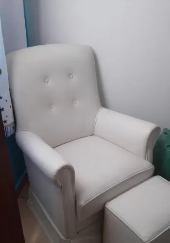 Poltrona de amamentação com puff