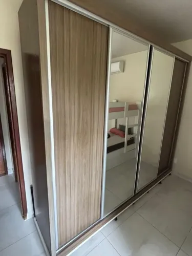 Vendo guarda roupa em ótimo estado .