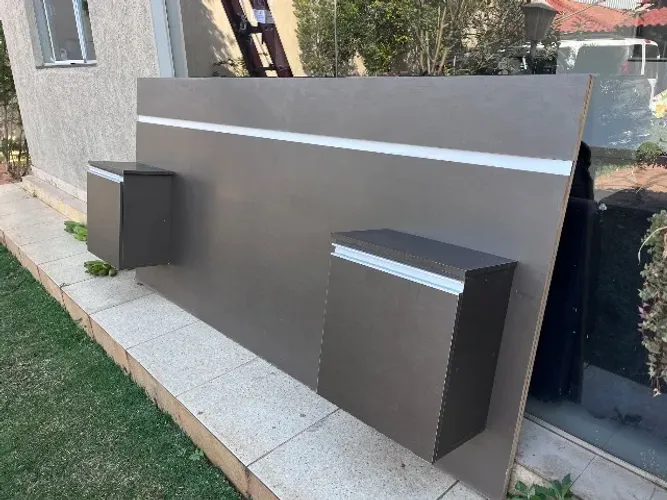 Cabeceira com mesa de apoio