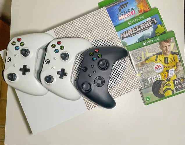 Xbox One S 1TB + 3 Controles + 3 Jogos | BOM ESTADO