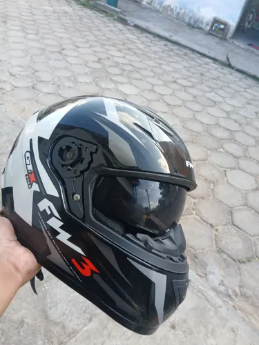 Capacete FW3 Star com óculos externo