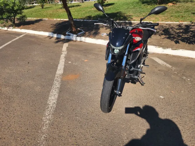 Fazer 250 vermelha