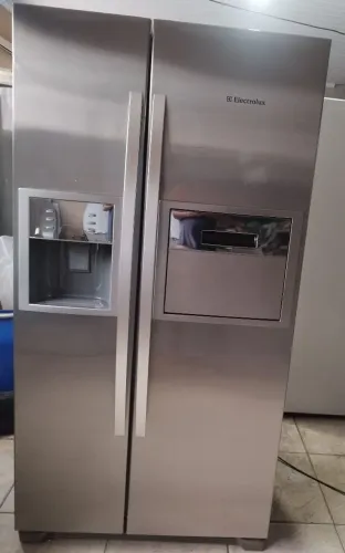 Geladeira Eletrolux sh70x 556 litros água e gelo na porta