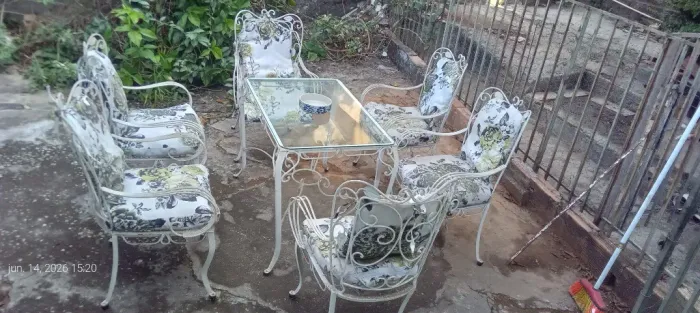 Jogo de mesa com 6 cadeiras de ferro fundido