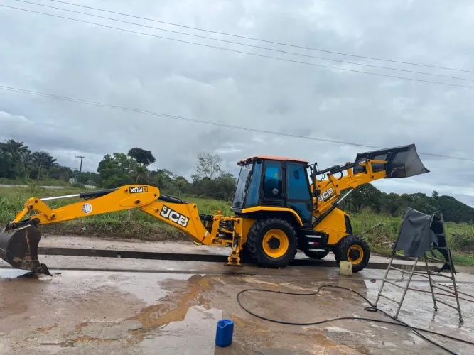 Vende-se retroescavadeira JCB