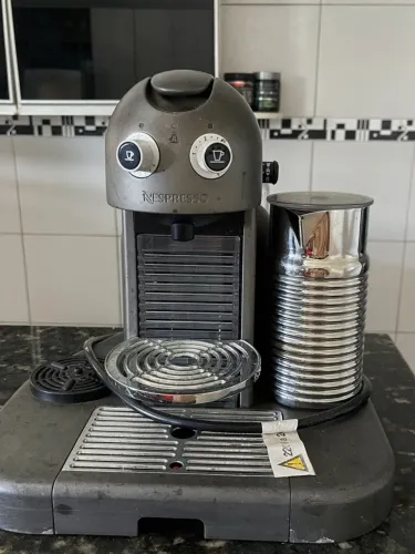 Cafeteira nespresso - Gran Maestria titanium