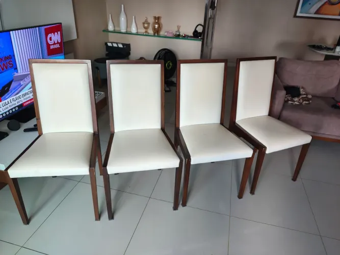 Quatro cadeiras de jantar em madeira maciça.