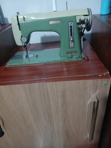 Máquina de costura reta Elgin, elétrica com pedal