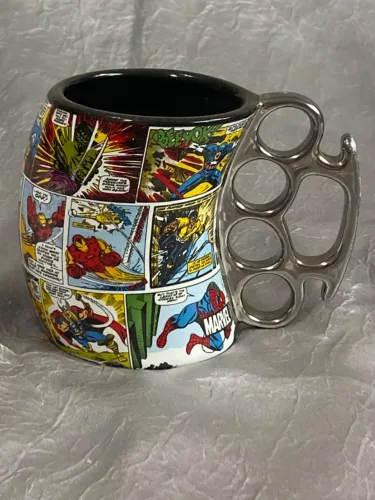 Caneca Soco Inglês de Quadrinhos Marvel Vingadores