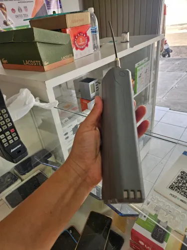 Motorola DynaTAC 8000X foi o primeiro telefone celular comercialmente