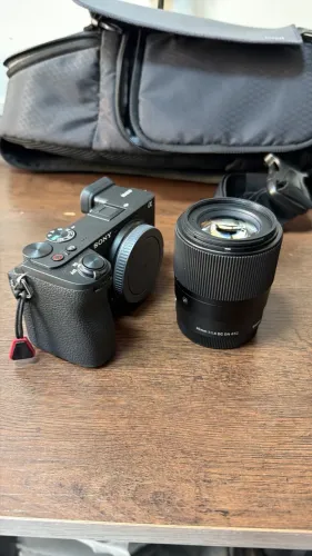 Câmera Sony Alpha a6700 com lente Sigma 30mm f1,4