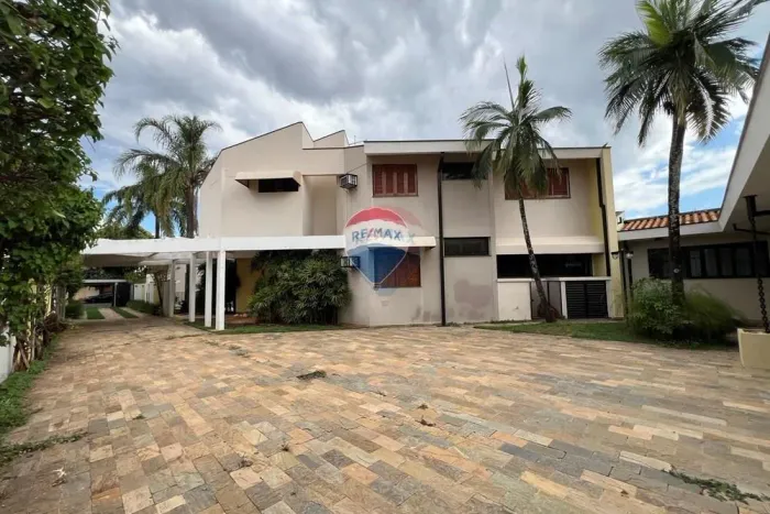 Sobrado Versátil com 900m² de Terreno, Elevador e Área de Lazer Completa na Vila Harmonia