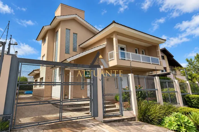 Ampla Casa com 4 Suítes | Cinquentenário.