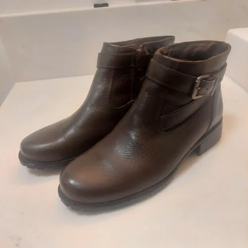 Bota marrom com fivela
