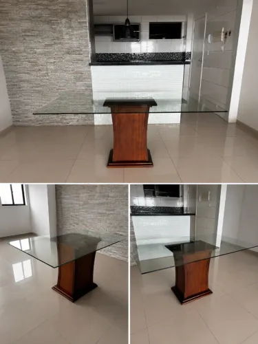 mesa de jantar com tampo de vidro, 1,60 x 0,90 (sem cadeiras), base de madeira.