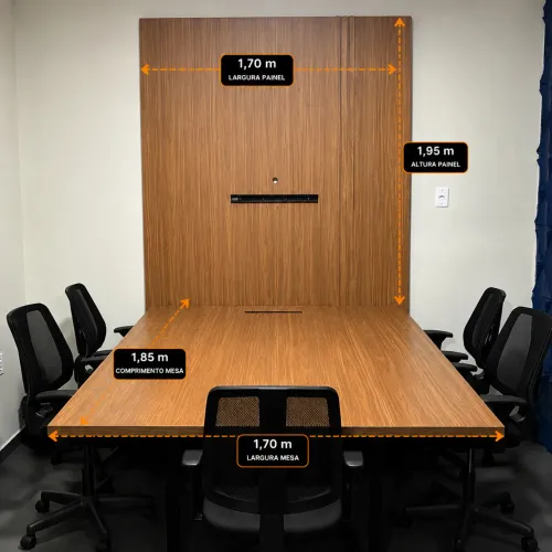 Painel Corporativo em MDF + Mesa de Reunião Premium