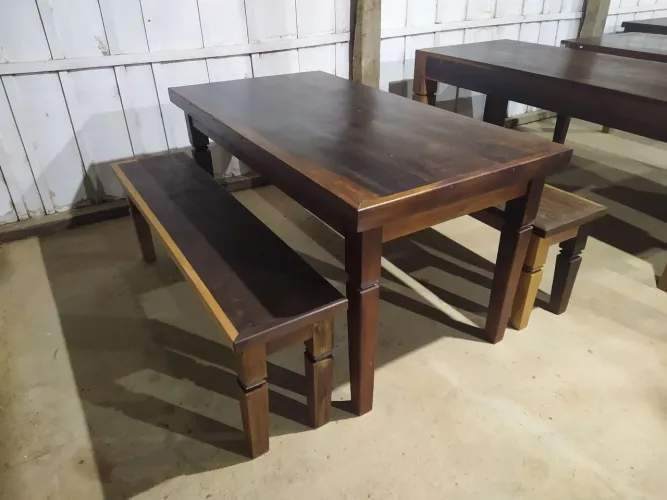 Mesa e bancos