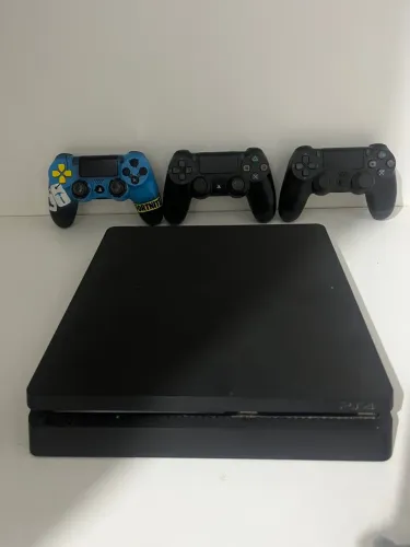 PlayStation 4 + 3 controles