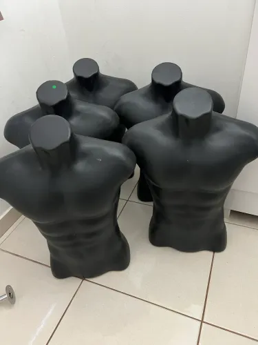Busto masculino preto bombado manequin