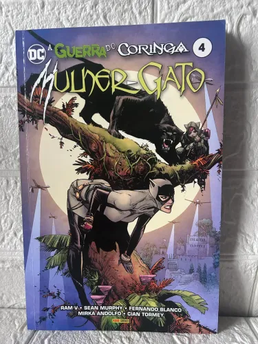 HQ DC Mulher Gato Vol.4: A Guerra do Coringa / Produto Usado/Ótimo Estado