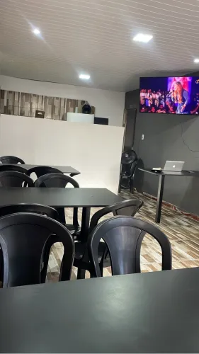 Cadeira plástica preta