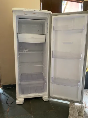 Geladeira Eletrolux 240L