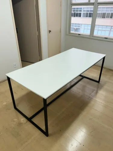 MESA RETANGULAR COM TOMADA EMBUTIDA