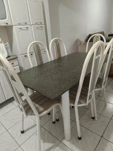 Mesa de mármore com 6 cadeiras