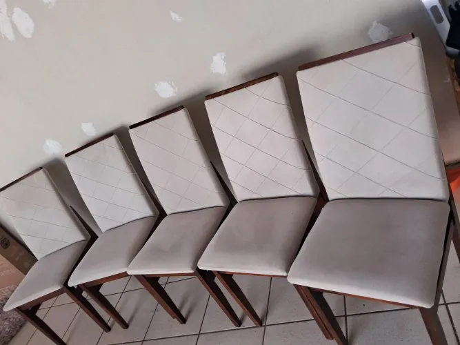 Cadeiras estofadas e reforçadas