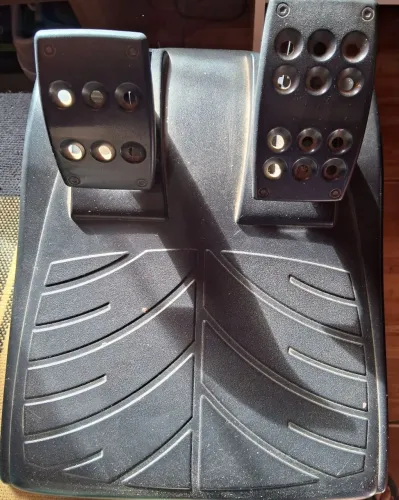 Volante Logitech Driving Force GT 900° - 650 reais