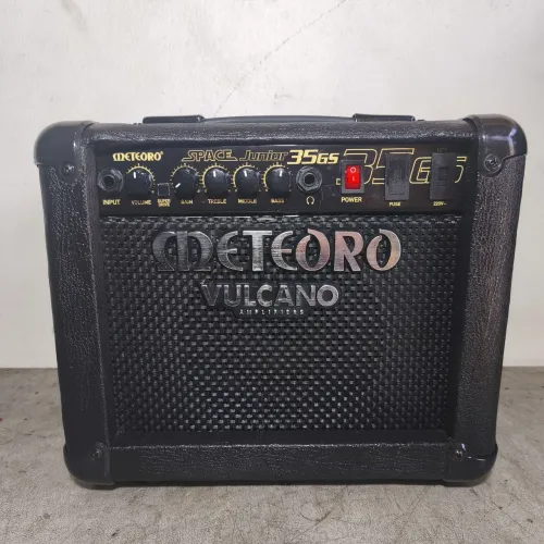Amplificador de guitarra em estado de novo