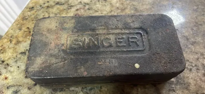 Antigo estojo de metal para acessórios de máquina de costura - SINGER