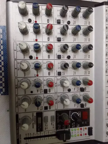 mesa de som Behringer 12 canais eurorack ub1202fx