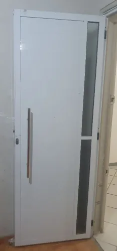 Vendo porta em alumínio 80 X 2.10 com vidro