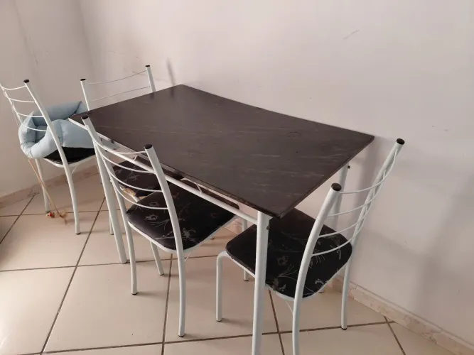 Conjunto de mesa retangular com 4 cadeiras 