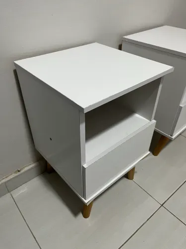 2 poltronas + 2 móveis de cabeceira