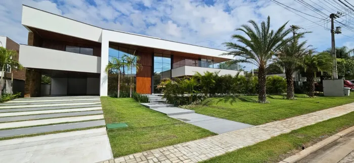 Alto padrão! Casa nova c/ 850m², nascente, 06 suítes (01 c/ closet), piscina, Deck, varand